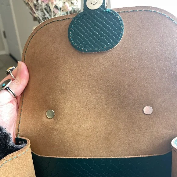 Green Crossbody Bag with Silver Clasp - Picture 3 of 7